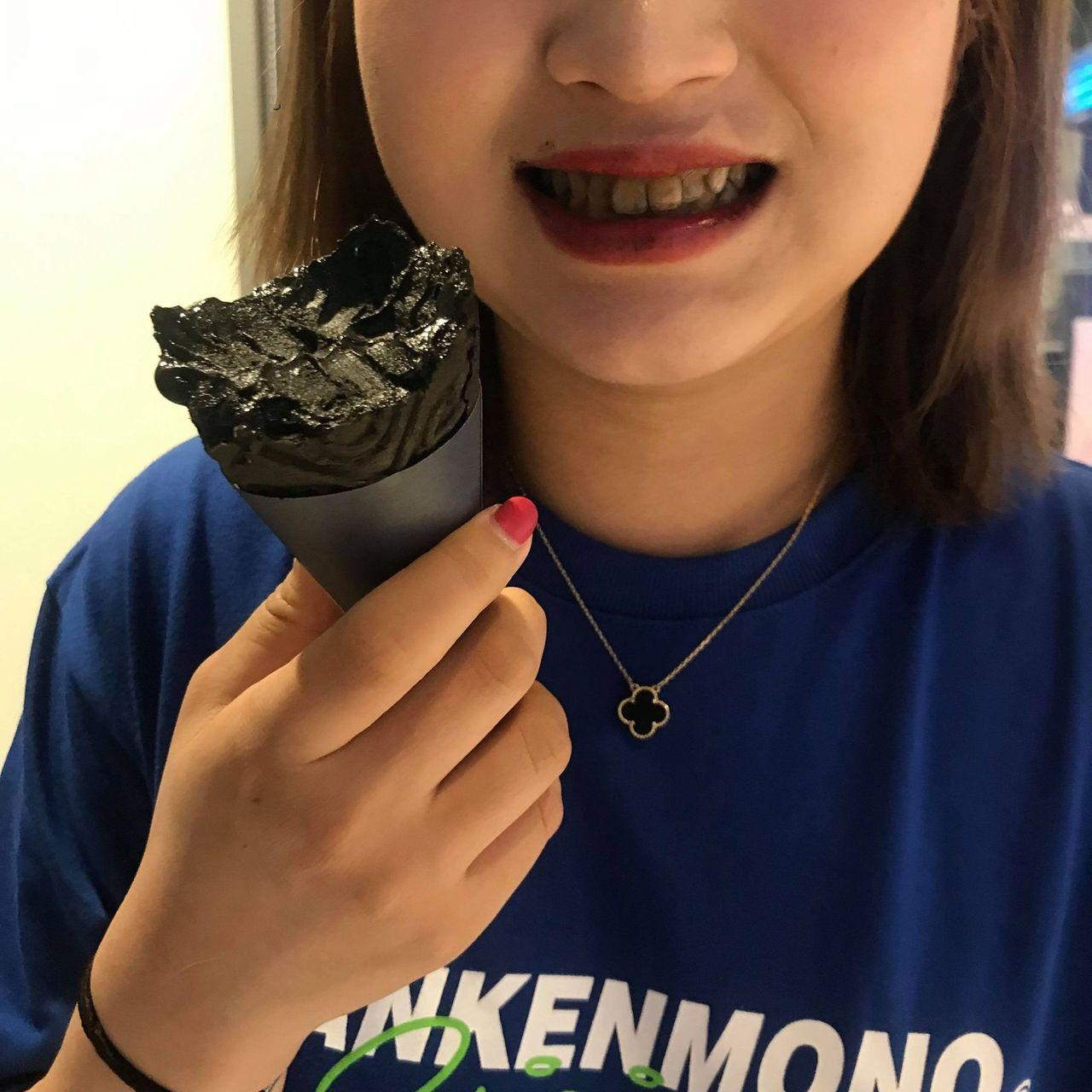 BR黑色甜筒，冰淇淋鏡頭背景，韓國街頭甜品新風味，全新感官享受即將來臨。