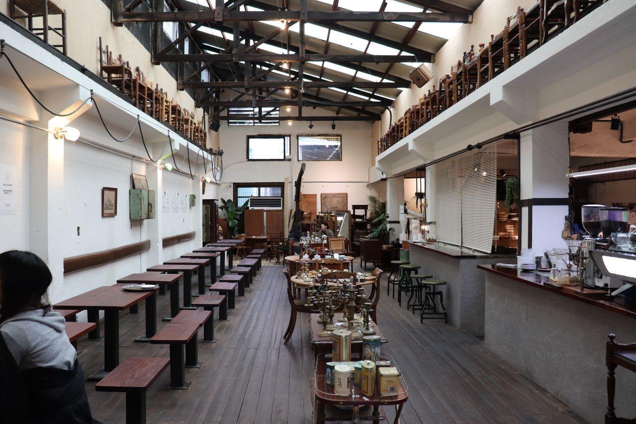 e.c.t.咖啡館的內部裝潢，展示了寬敞明亮、有懷舊風情的室內設計，是釜山當地熱門景點。
