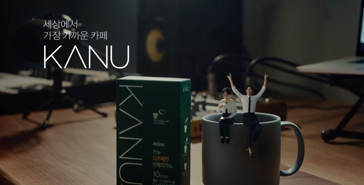 KANU杯緣子商品展示，迷你版人物坐在咖啡杯邊上，搭配產品包裝。