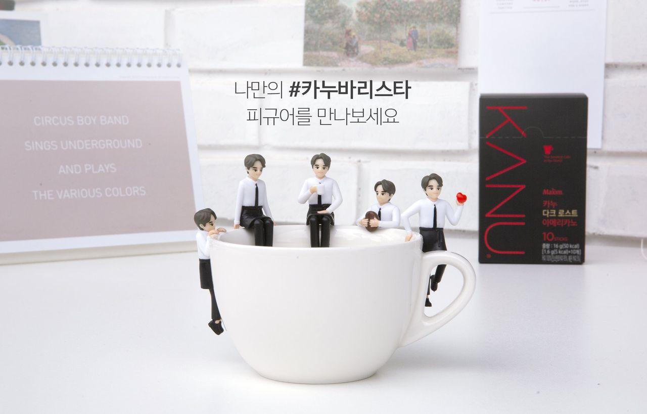 多款KANU杯緣子迷你版人物坐於咖啡杯邊，多樣的展示造型。