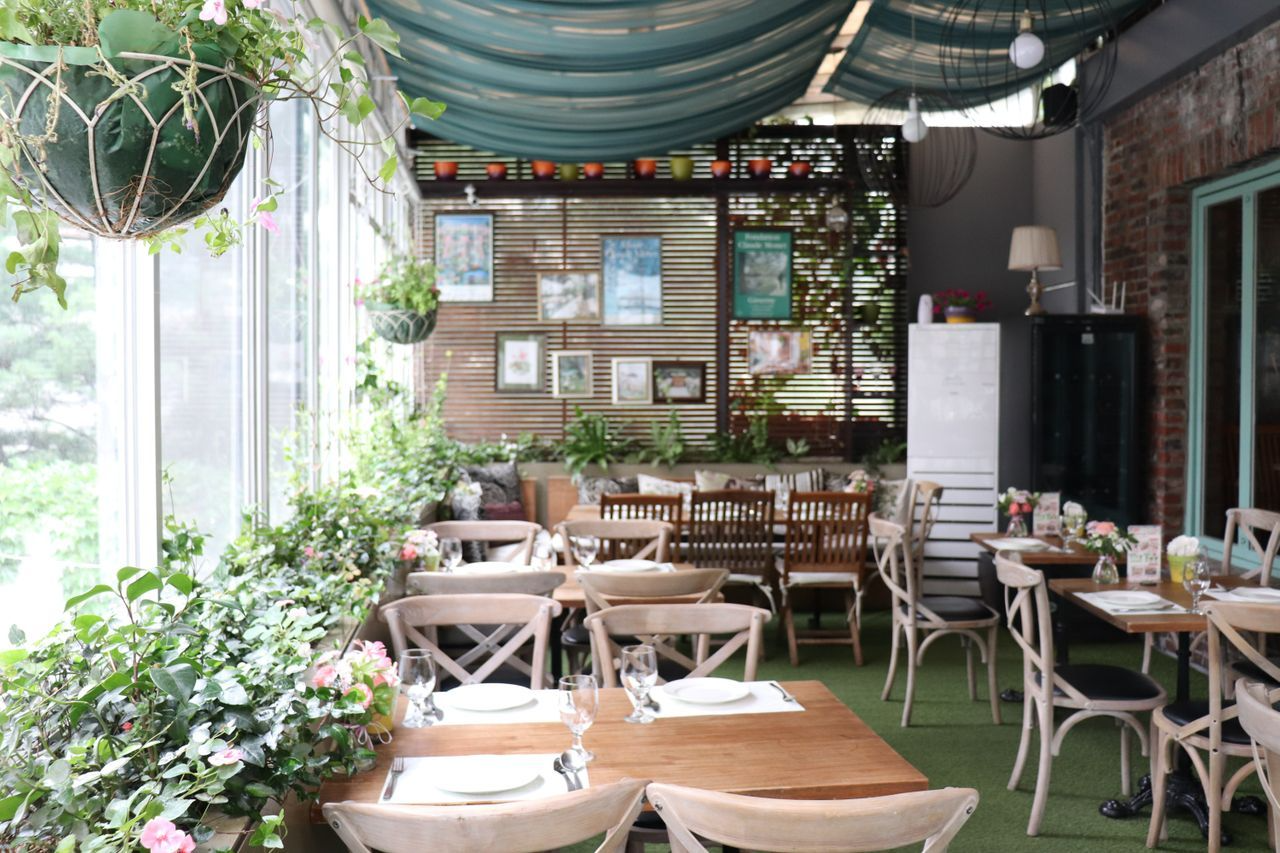 Urban Garden餐廳一樓露台區滿是綠植和花卉,營造出放鬆的用餐環境