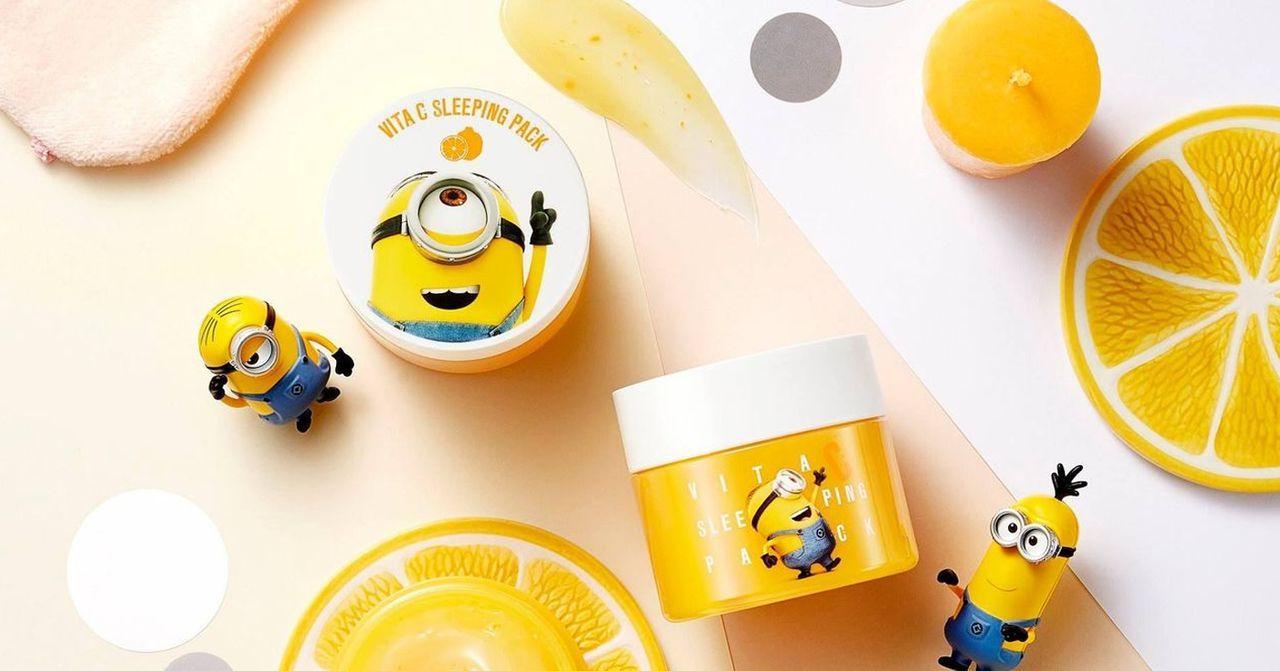 小小兵美妝聯名品，包括維他命C睡眠面膜，搭配小小兵公仔，韓國美妝界的趣味時尚。