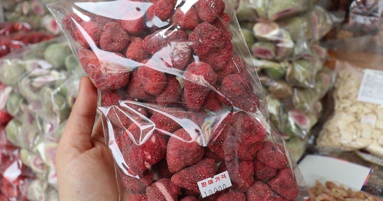 南大門市場的草莓乾商品，適合作為韓國特產伴手禮，展示在塑料袋中。