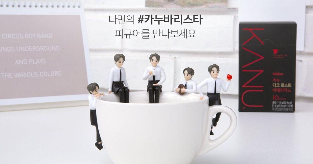 韓國咖啡品牌的杯緣子聯名款，展示在咖啡杯上，是韓國收藏愛好者的熱門選擇。