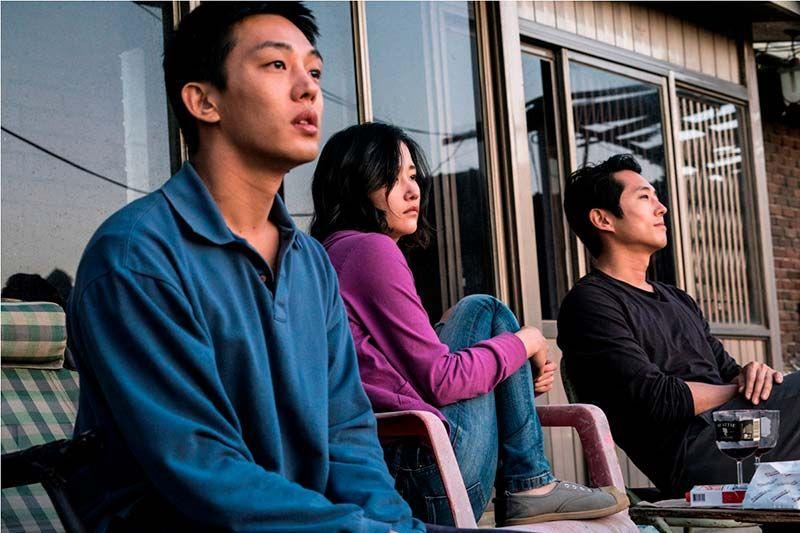 韩国电影《燃烧烈爱》剧照，聚焦于电影角色的微妙情感。