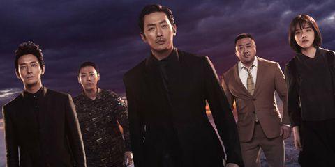 韩国电影《与神同行》剧照，展示角色在餐厅享用美食的场景。