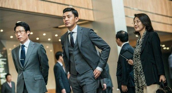 韩国电影《辣手警探》，角色走在繁华市场街道的情景。