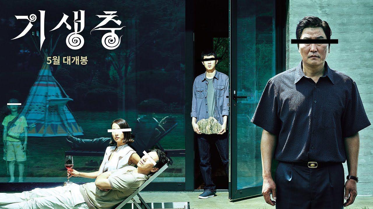 韩国电影《寄生上流》海报，展示一家人在家门口的场景。