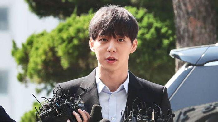 Một cuộc họp báo nơi người nổi tiếng trả lời về tranh cãi sử dụng ma túy methamphetamine.