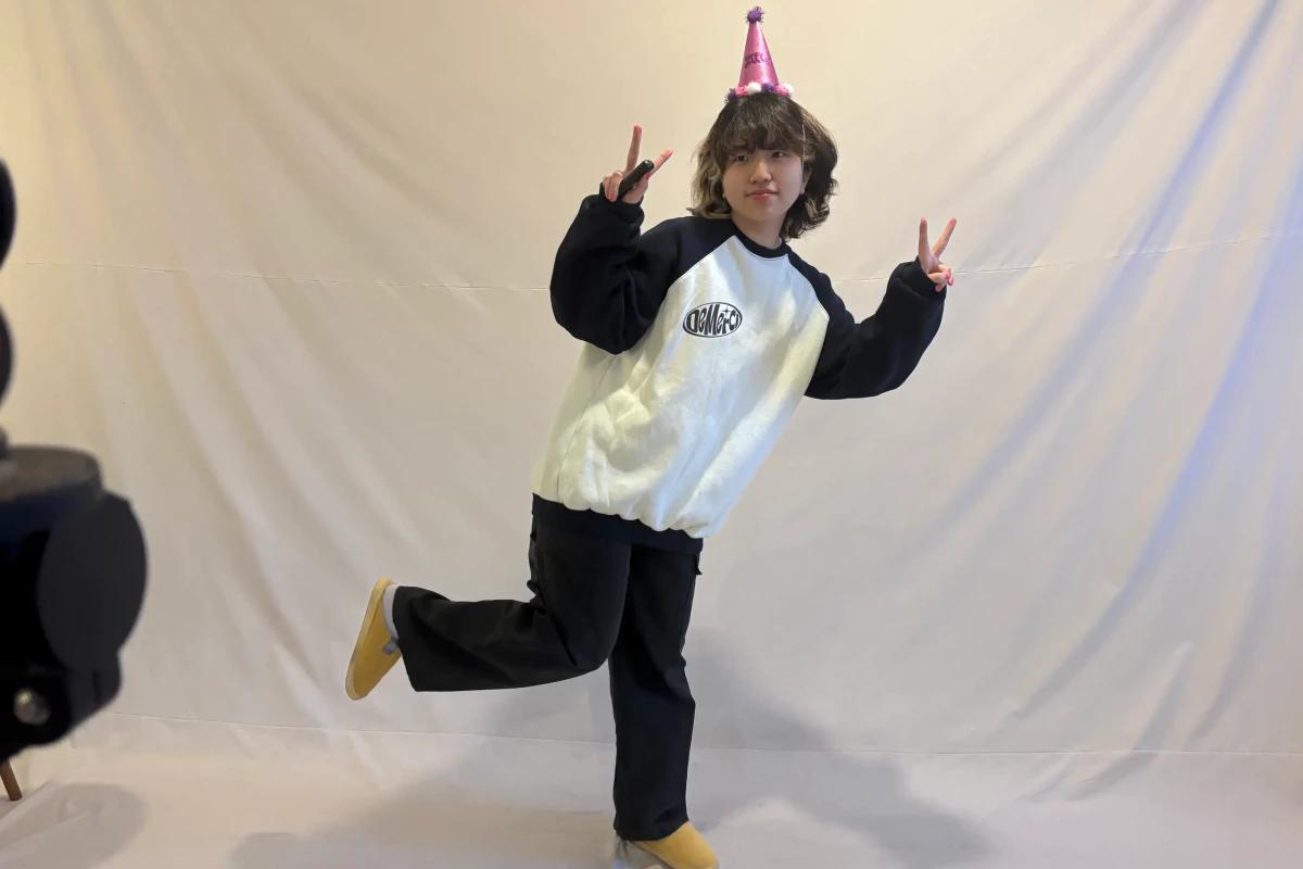 撮影準備中のスタジオ内部の背景。ライトがブライトに照らしています。