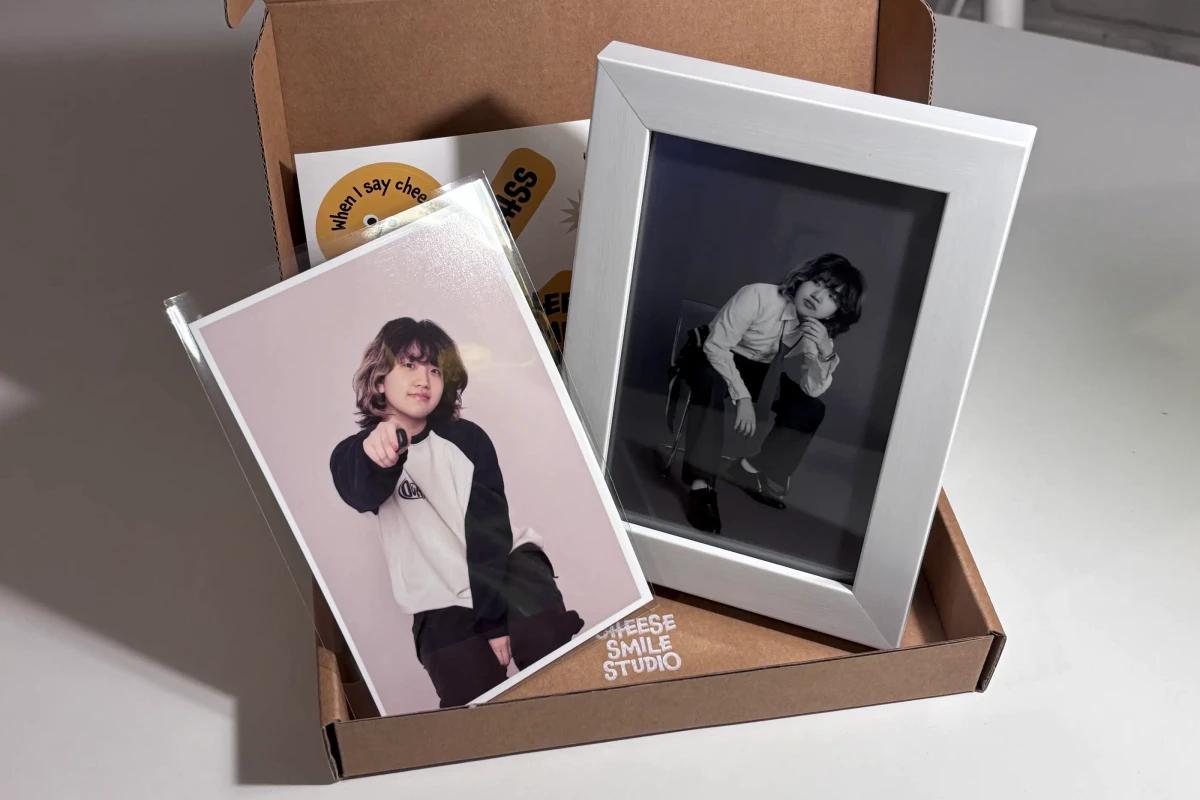 プロによる写真編集が行われている様子。大きなモニターに画像が表示されています。