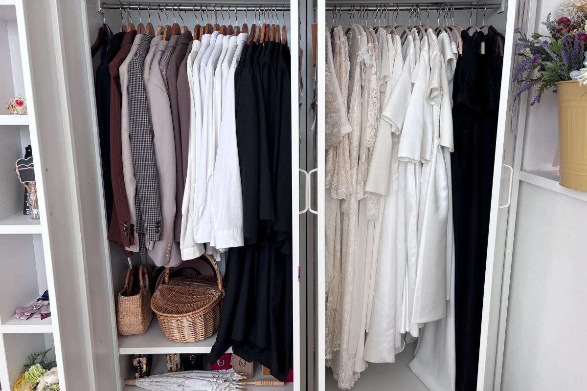 チーズスマイルスタジオで無料で利用できるアクセサリー。棚に並べられた帽子やジュエリーなどの小物。