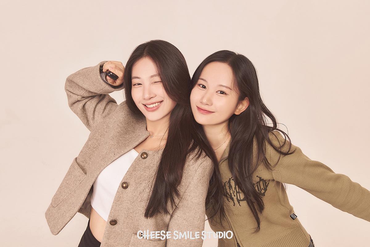 兩位女性朋友在Cheese Smile Studio內的合影，背景為白色。