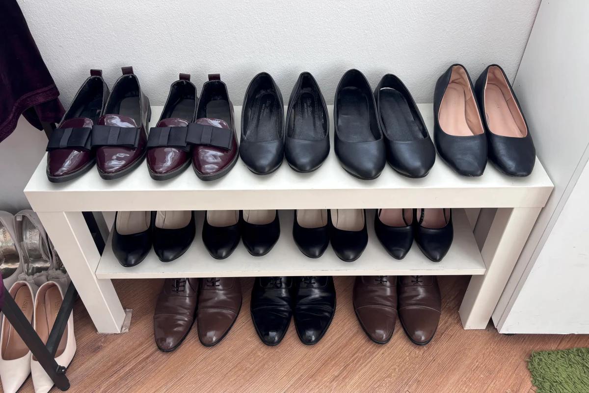 チーズスマイルスタジオの衣装ラック。色とりどりのジャケットやドレスが掛けられています。