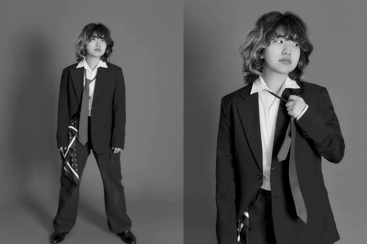 衣装を選んだ人物がセルフ撮影を行っている様子。