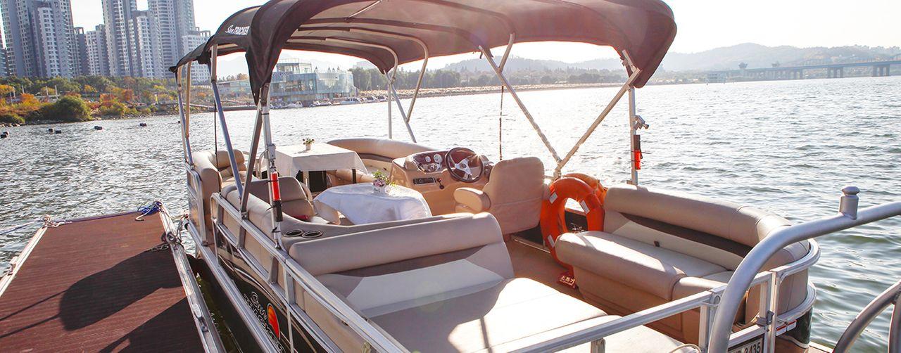 Comfortable seating arrangement on the PART Y Pontoon Boat ready for a luxurious cruise on the Han River in Seoul.