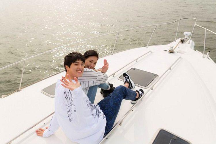 Luxurious interior setting of the Sea-Ray Yacht on the Han River, complete with a modern living space and classic decor.