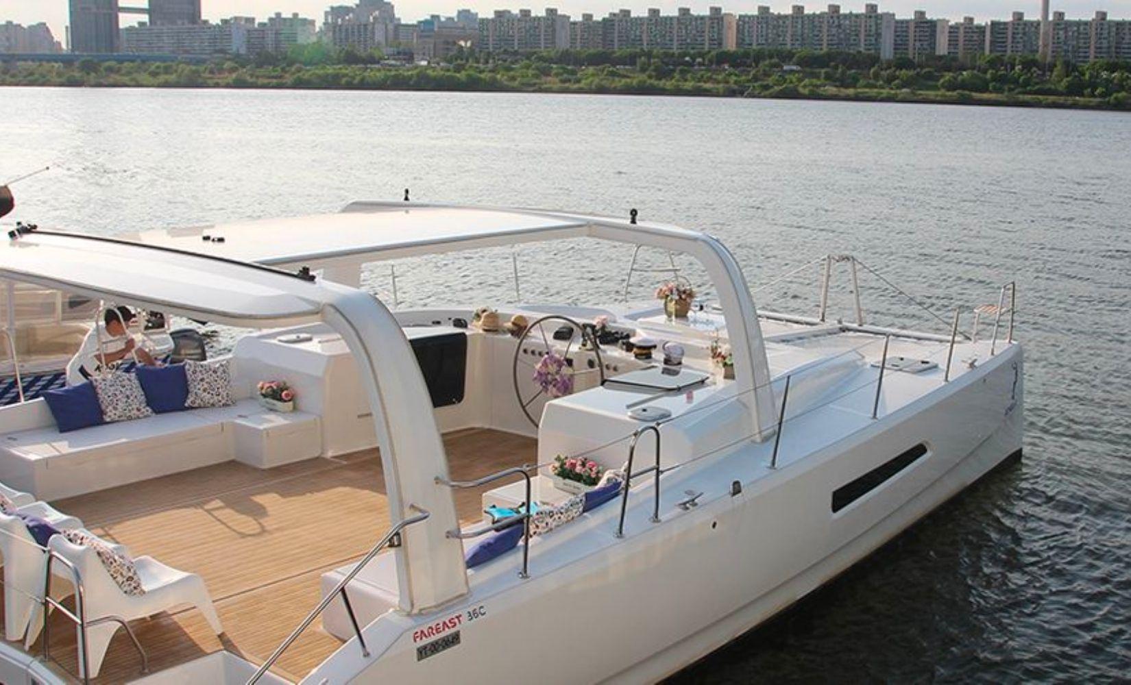 Dịch vụ thuê du thuyền riêng Golden Blue Marina ngắm sông Hàn