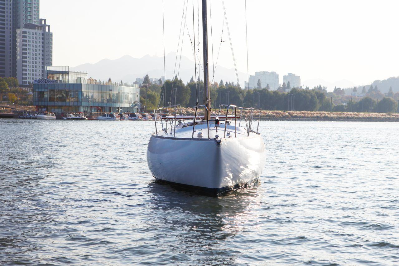 Cinderella Yacht providing luxurious cruise experience on the Han River, showcasing a stylish and elegant design.