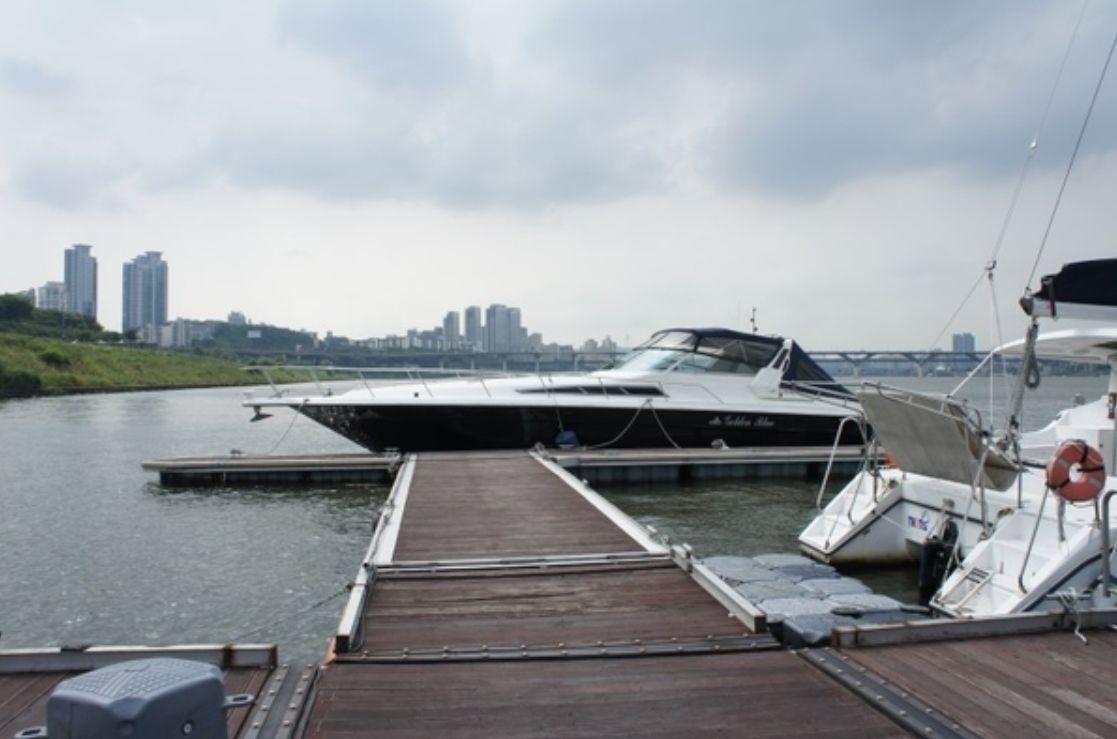 Comfortable lounge area with elegant decor inside the Sea-Ray Yacht, offering a cozy atmosphere for Han River cruises.