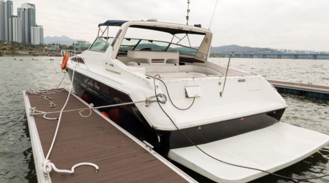 Sea-Ray Yacht offering breathtaking views of the Han River with spacious deck and luxurious interior settings.