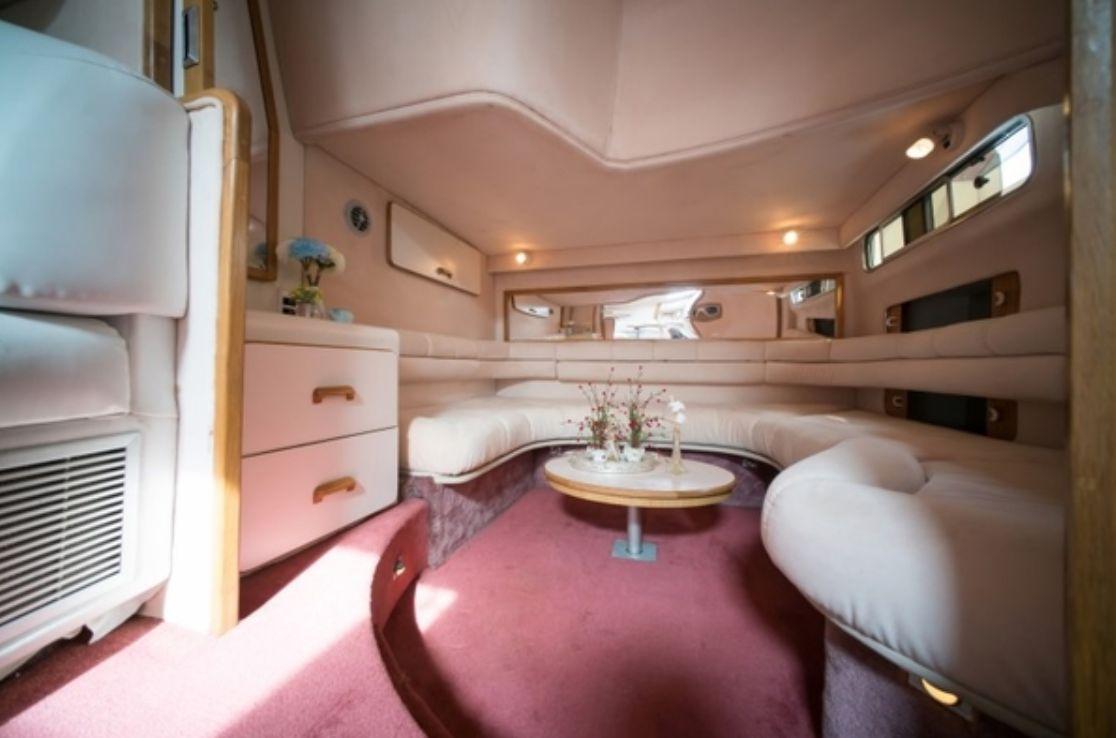 Sea-Ray Yacht cruising on the Han River with exquisite design and ample deck space, providing a premium experience.