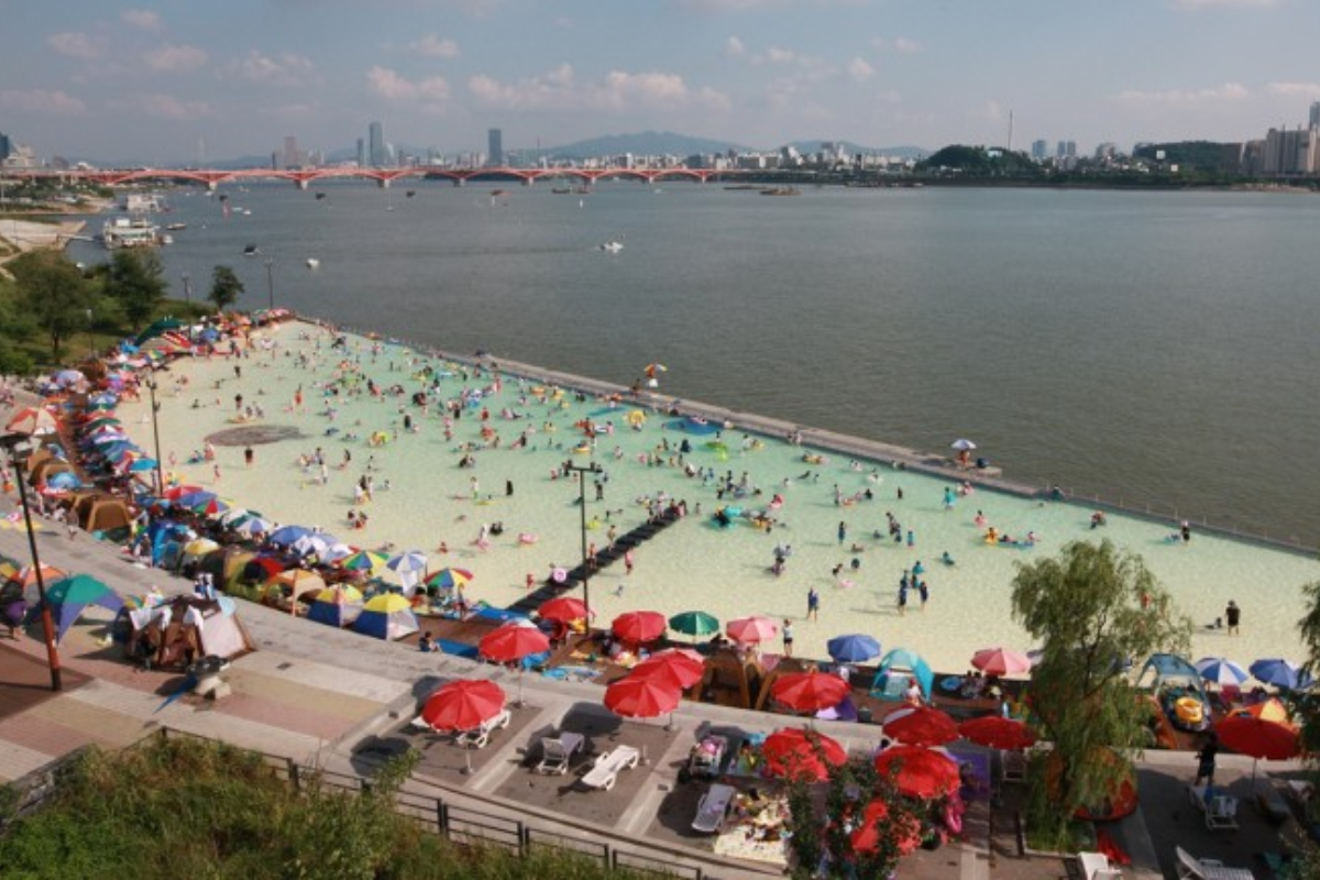 蘭芝水上樂園附近的景觀充滿活力，展現了美麗的水邊公園環境以及方便的交通指引，為計劃遊玩的遊客提供有用的信息。