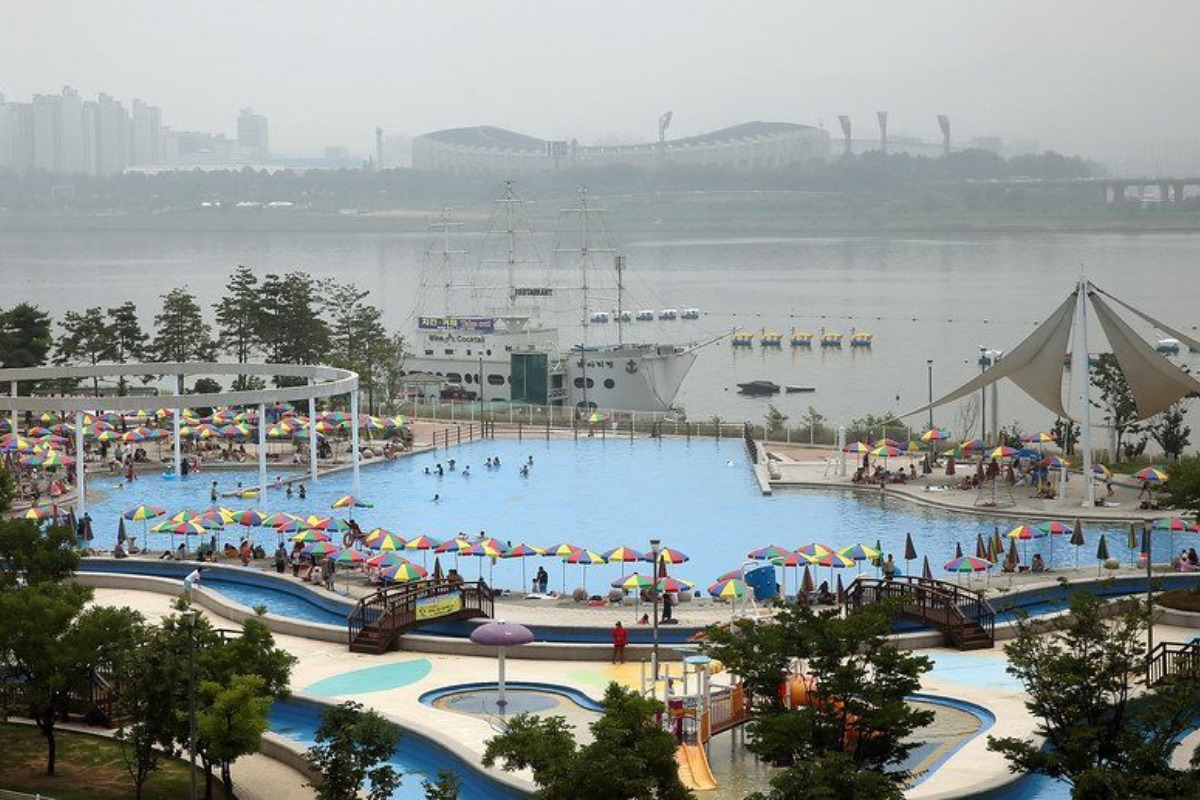 Ея сеул. Парк Ханган hangang Park. Сеул Корея парк Ханган. Ттуксеом Ханганг парк. Бассейн Хан Ривер Сеул.