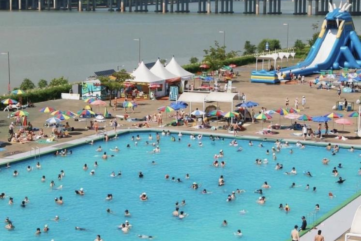 游泳池旁邊的鏈路指向蠶院漢江游泳池，具體的地理位置和附近活動點的介紹，為訪客提供了豐富的遊玩指引。