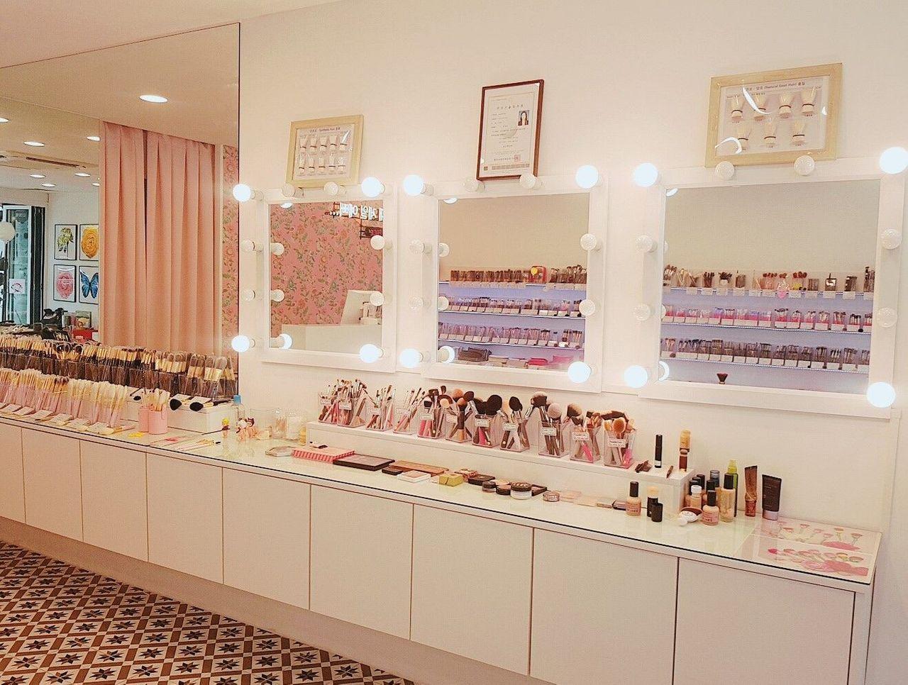 7FACE店內化妝工具展示空間，提供顧客購買多款化妝用品和刷具的選擇和體驗。
