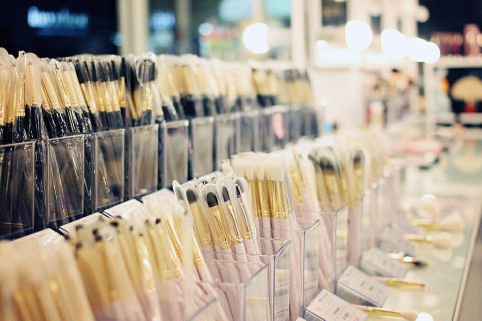 7FACE店內多種化妝工具展示，提供不同選擇讓顧客自由選擇合適的化妝刷具和化妝掃。
