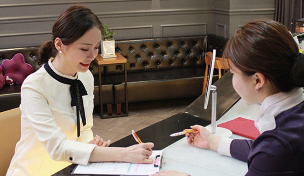 Consultation at Juliet Beauty in Busan for semi-permanent eyebrow procedure, highlighting personalized service.