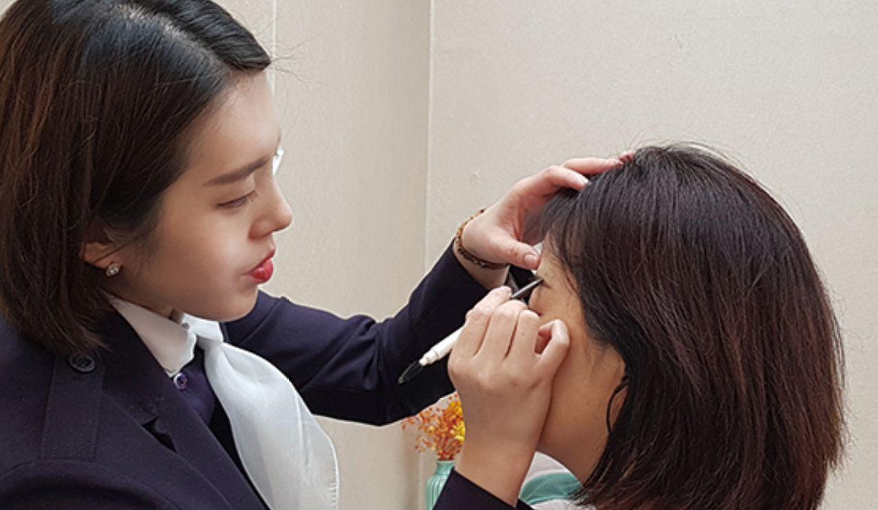 Professional eyebrow procedure underway at Juliet Beauty in Busan, showcasing precision care.