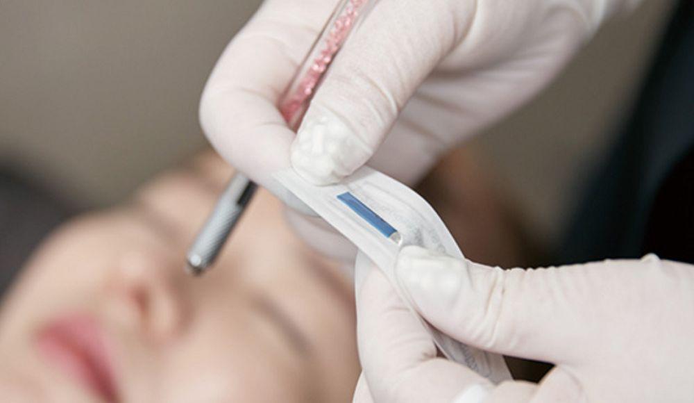 Technician preparing the pigments for semi-permanent makeup at Juliet Beauty in Busan.