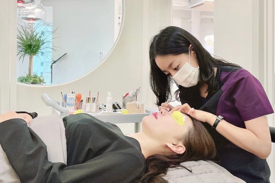 美容診所內部設施,包括舒適的等待區和現代化的美容設備