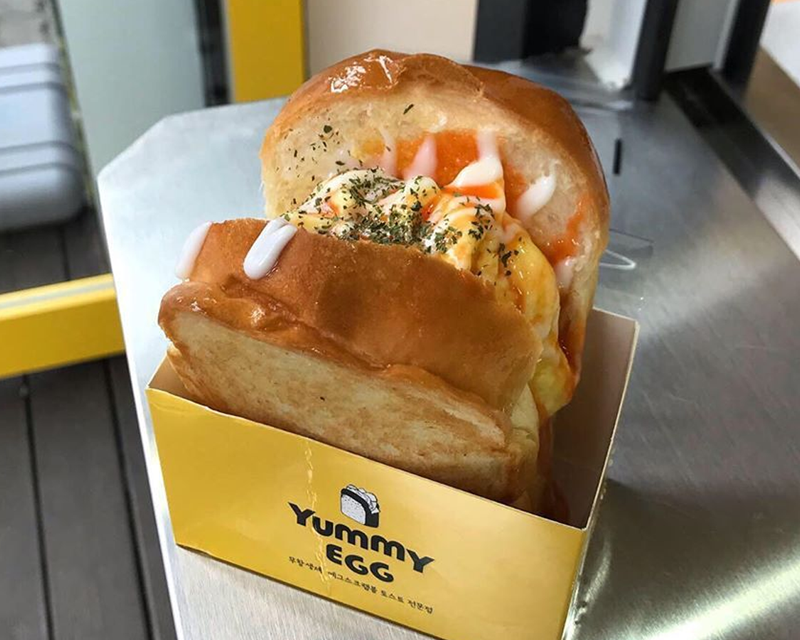 YUMMY EGG吐司，豐富的蛋黃醬和細膩的食材呈現出美味的外貌。