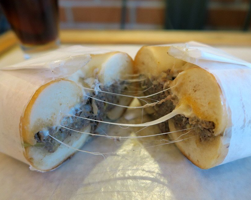 Mother in Law貝果內部特寫，濃鬱芝士和牛肉均勻地塗抹在翻半的貝果上。