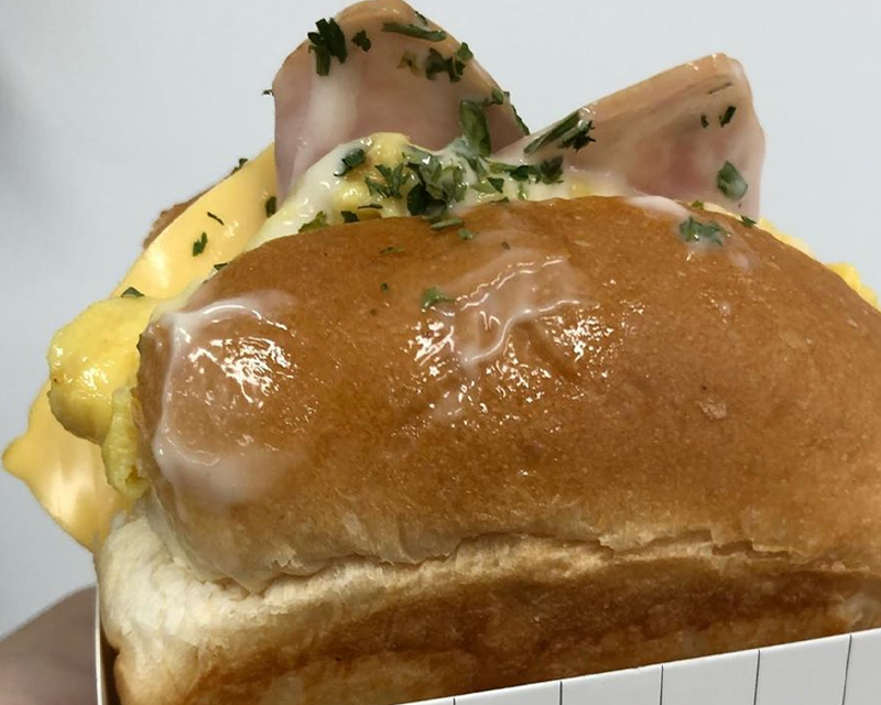 韓國EGG DROP吐司，金黃厚切吐司中夾著嫩滑炒蛋和火腿。