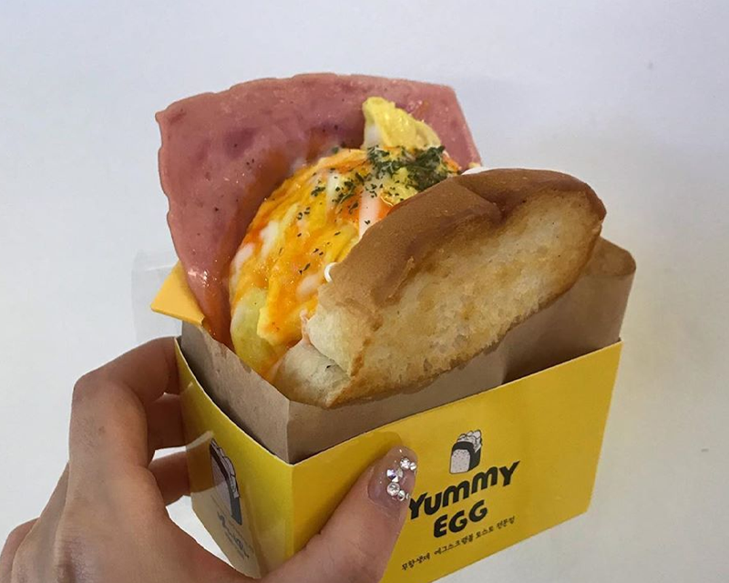 韓國YUMMY EGG的特色吐司，厚切麵包中夾著嫩炒蛋和火腿。