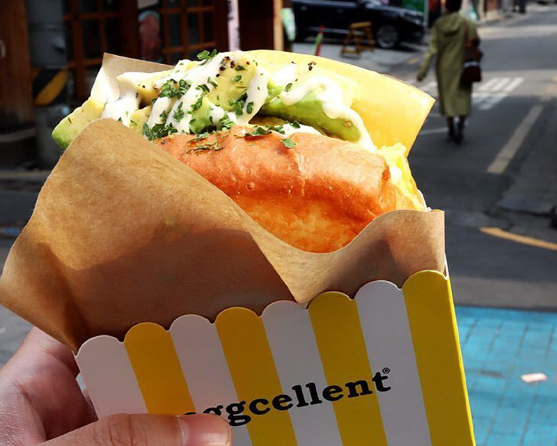 Eggcellent的高級海鮮吐司，搭配牛油果，是一場視覺盛宴。