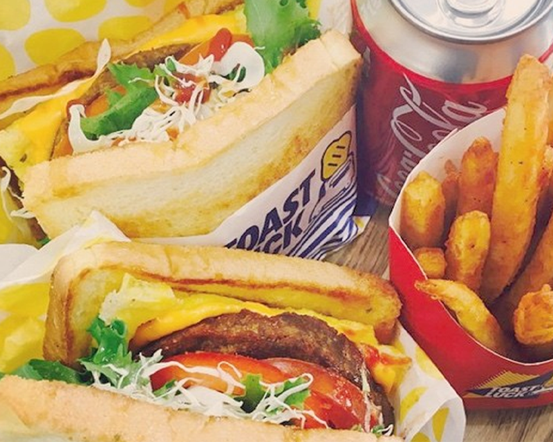 Toast Luck的經典美式吐司，搭配薯條和飲料，是一份滿足的快餐選擇。