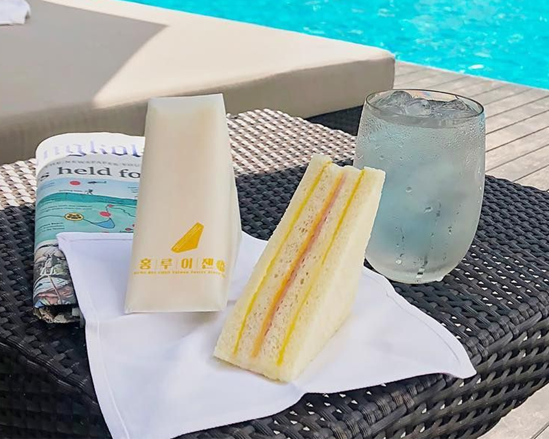 户外的輕鬆一刻，享受洪瑞珍三文治與清爽飲品。