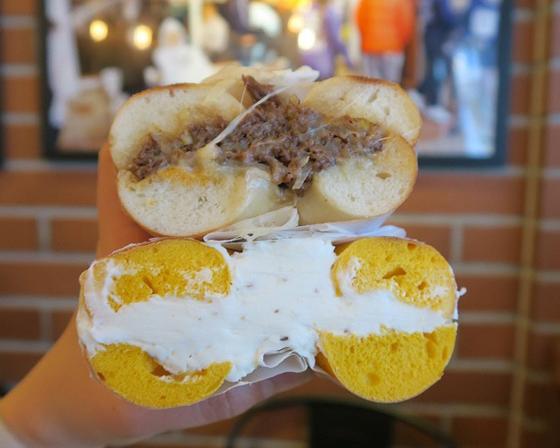 紐約風味的Mother in Law貝果，黃芝士和牛肉，口感豐富。