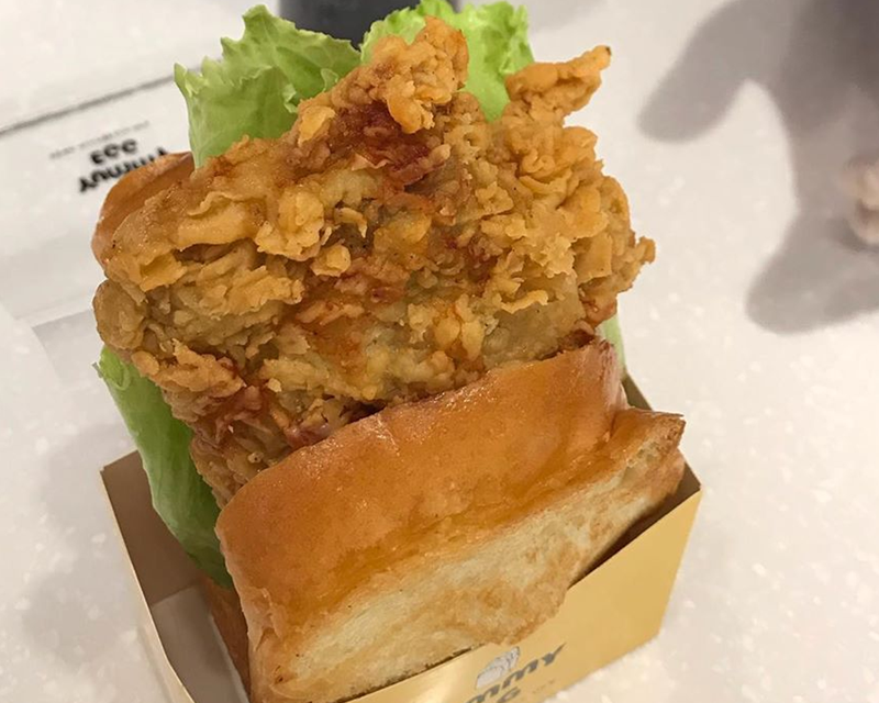 YUMMY EGG吐司，內含大塊炸雞排和生菜的經典組合。