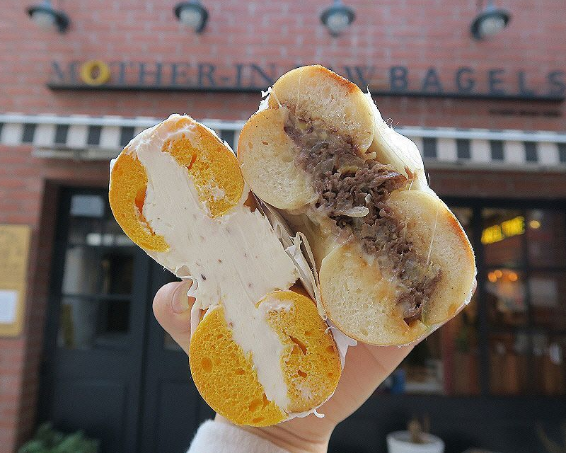 Mother in Law貝果店，特色的濃鬱芝士和牛肉餡料飽滿地填充在貝果中。