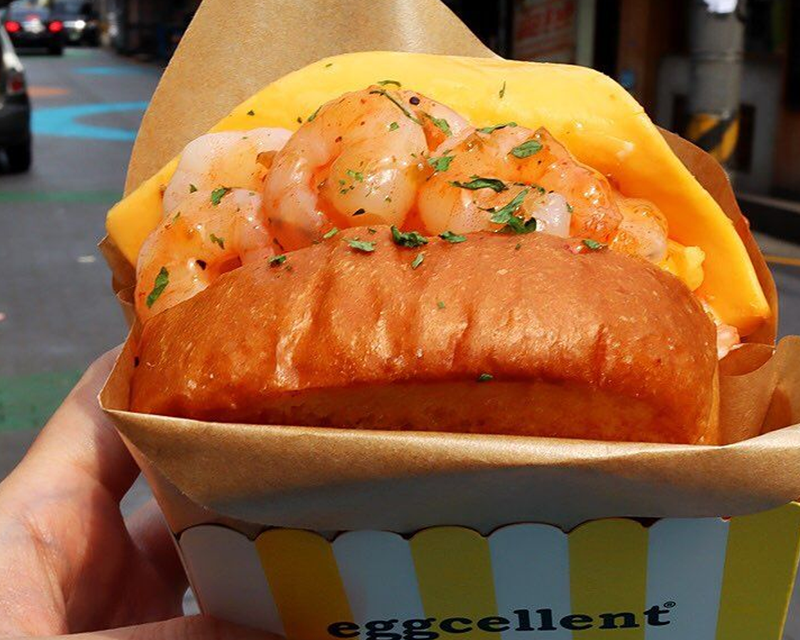 Eggcellent咖啡館供應的海鮮吐司，展示盛滿蝦塊的豐富口感。
