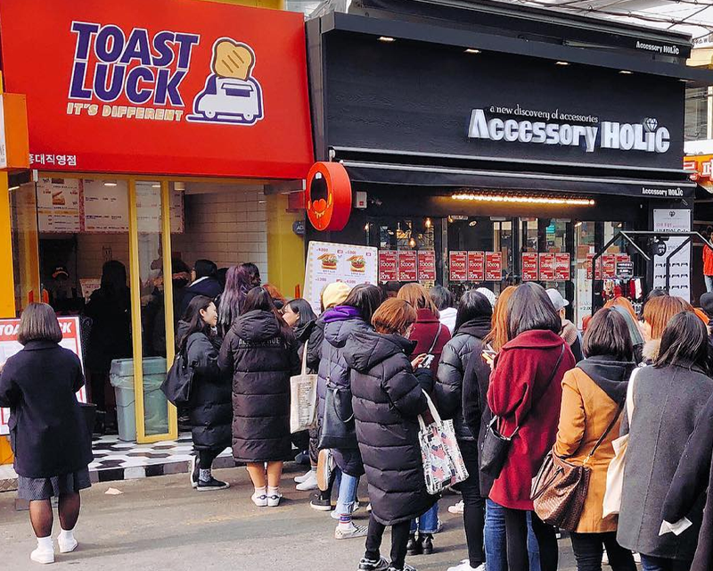 韓國連鎖吐司店Toast Luck，排隊人潮展現品牌的超高人氣。