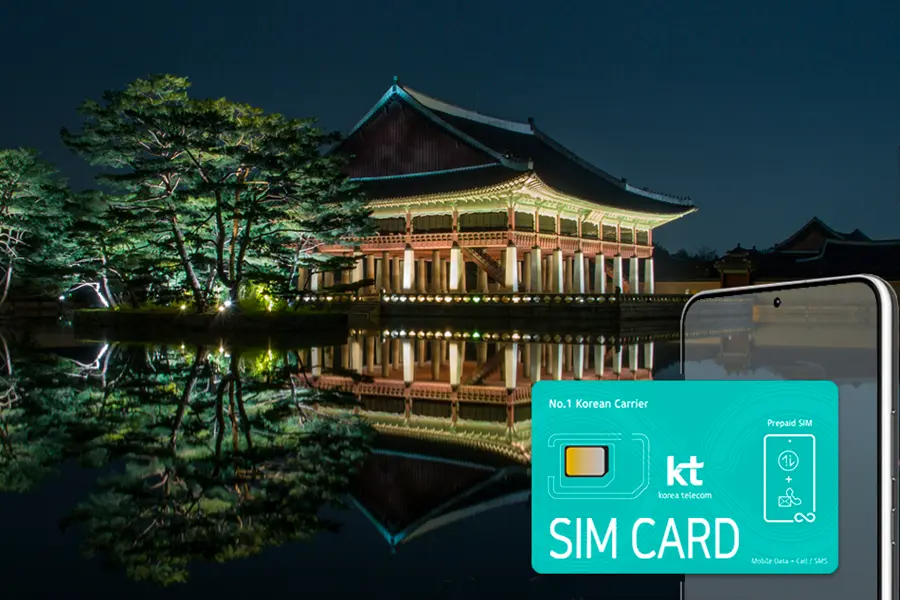 이 이미지에는 한국 주요 관광지 앞에서 KT PREPAID SIM 카드가 강조됩니다. 이 SIM 카드는 사용자에게 4G 고속 데이터와 한국 내에서 쉽게 사용할 수 있는 한국 전화번호를 제공합니다.