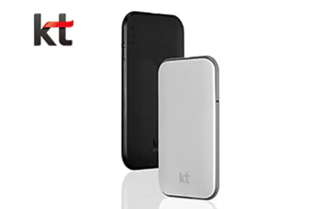 KT 브랜드의 WiFi 라우터가 사진에 등장하며, 여행자들이 여러 방면으로 인터넷을 효율적으로 사용할 수 있게 해줍니다. 여러 대의 장치를 동시에 연결할 수 있어 가족 또는 친구들과의 여행에서 유용합니다.