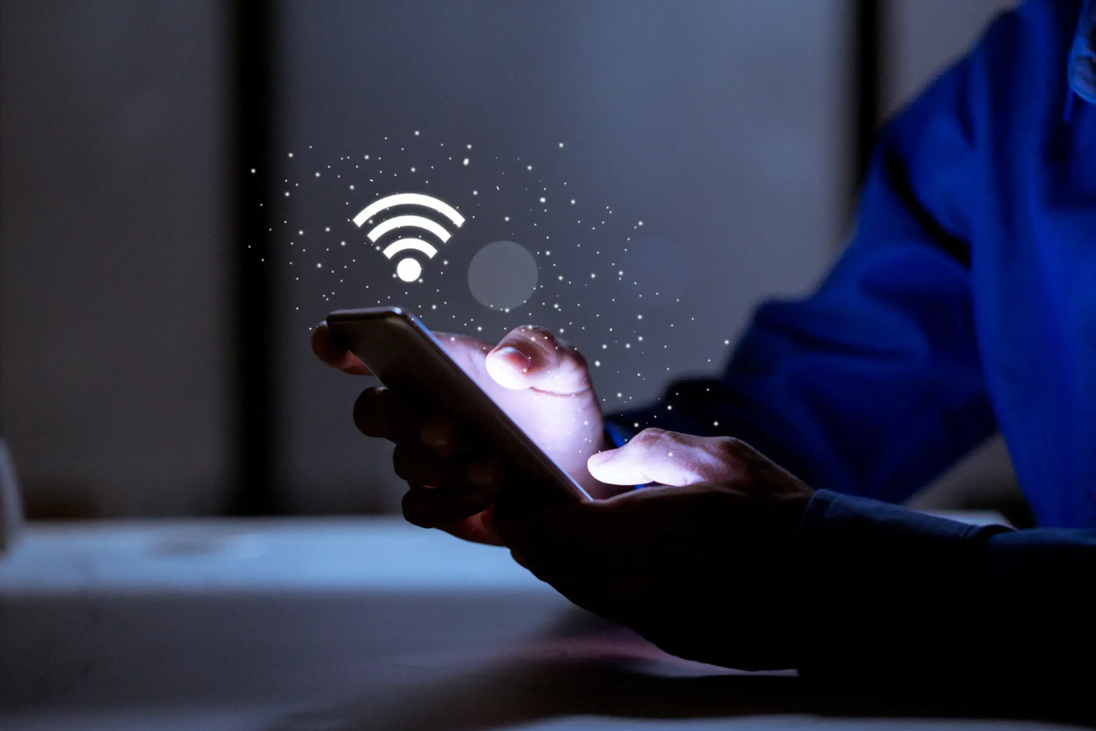 사진 속에는 SKT 브랜드의 SIM 카드가 보이며, 여행자들에게 무제한 LTE 데이터를 제공해 여행 내내 끊김없이 사용이 가능합니다. 한국 주요 공항에서 쉽게 수령할 수 있습니다.